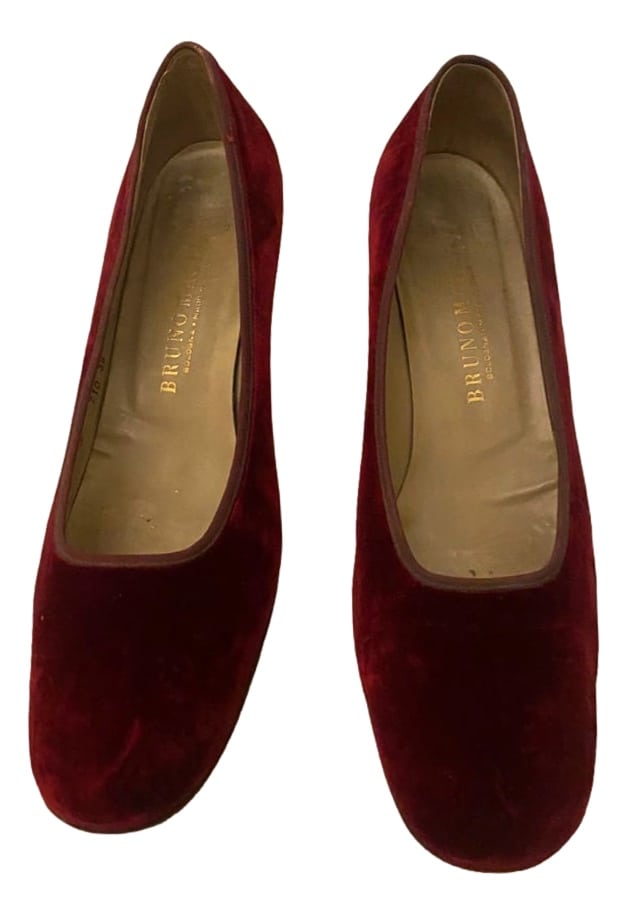 sc:/b/r/bruno_magli_velvet_heels2_clipped_rev_1.jpg
