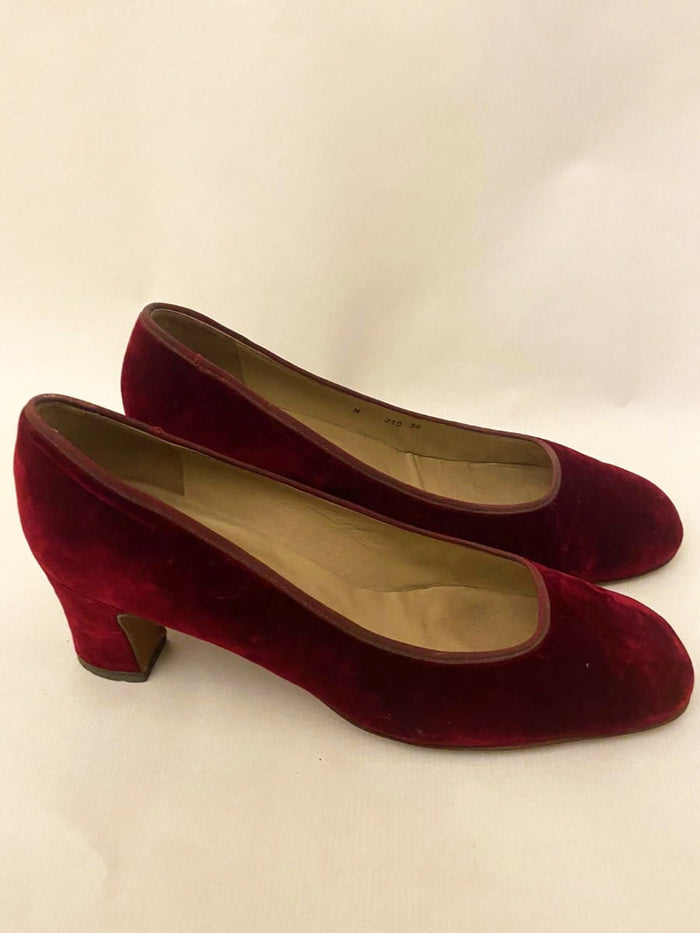 sc:/b/r/bruno_magli_velvet_heels_.jpg