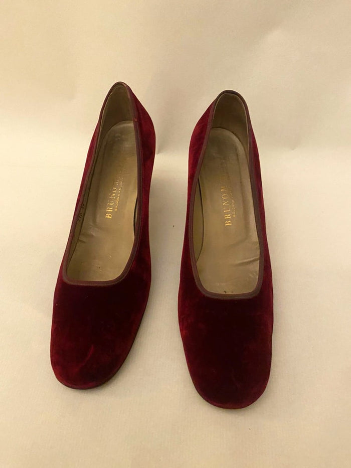 sc:/b/r/bruno_magli_velvet_heels2.jpg